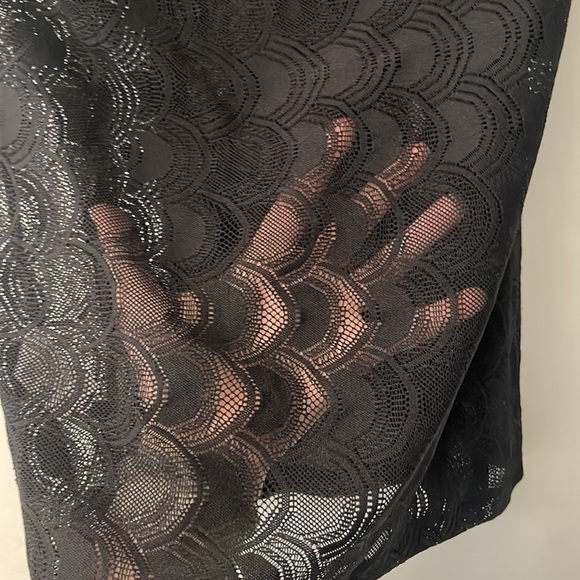 Black patterned sheer tshirt with gold zipper - Picture 3 of 3